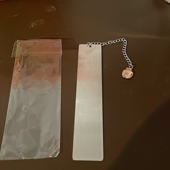 Metal bookmark with a apple on chain - Picture 3 of 4